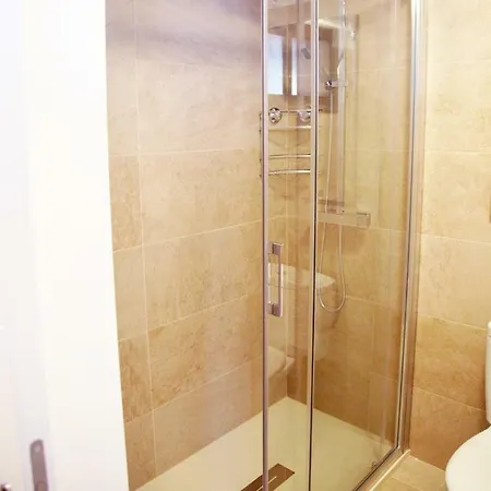 2 Min Walk To - Private Solarium Holiday home