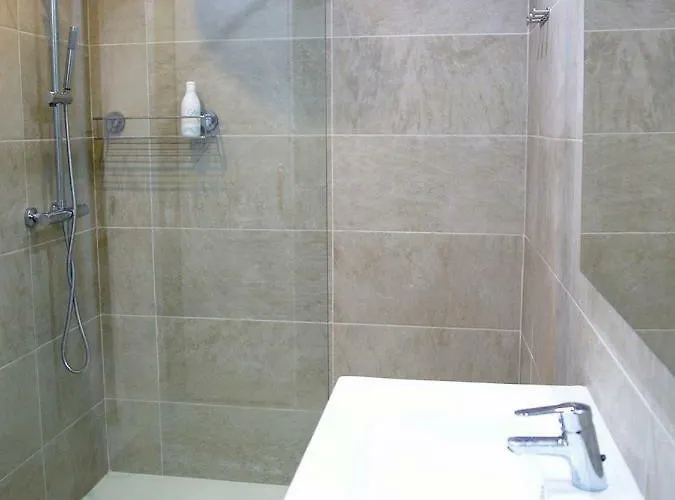 Hébergement de vacances 2 Min Walk To - Private Solarium *